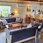 2 Bedroom Beautiful In Prázdninový dům *