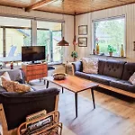 2 Bedroom Beautiful In Prázdninový dům